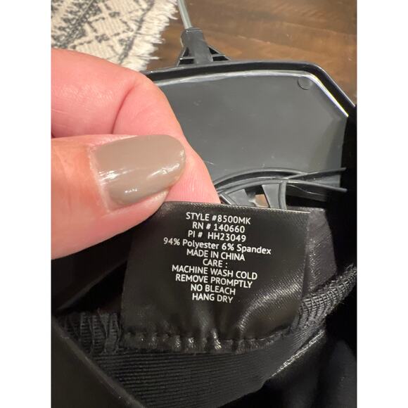 Olivia Jordan size large faux leather sleeveless top with cutout - Picture 3 of 3